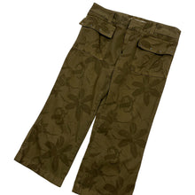 Load image into Gallery viewer, Women's Guess Tonal Flower Capris - Size M
