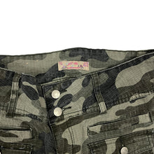Load image into Gallery viewer, Women's Y2 Blu Camo Capris - Size

