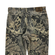 Load image into Gallery viewer, Wrangler Double Knee Realtree Camo Denim Jeans - Size 32"
