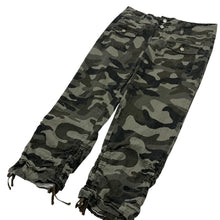 Load image into Gallery viewer, Women's Y2 Blu Camo Capris - Size
