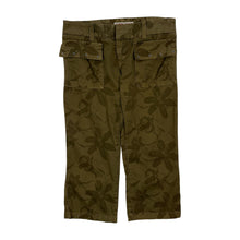 Load image into Gallery viewer, Women's Guess Tonal Flower Capris - Size M
