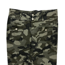 Load image into Gallery viewer, Women's Y2 Blu Camo Capris - Size
