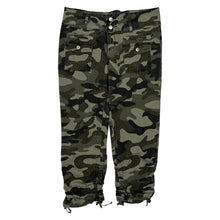 Load image into Gallery viewer, Women's Y2 Blu Camo Capris - Size
