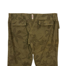 Load image into Gallery viewer, Women's Guess Tonal Flower Capris - Size M
