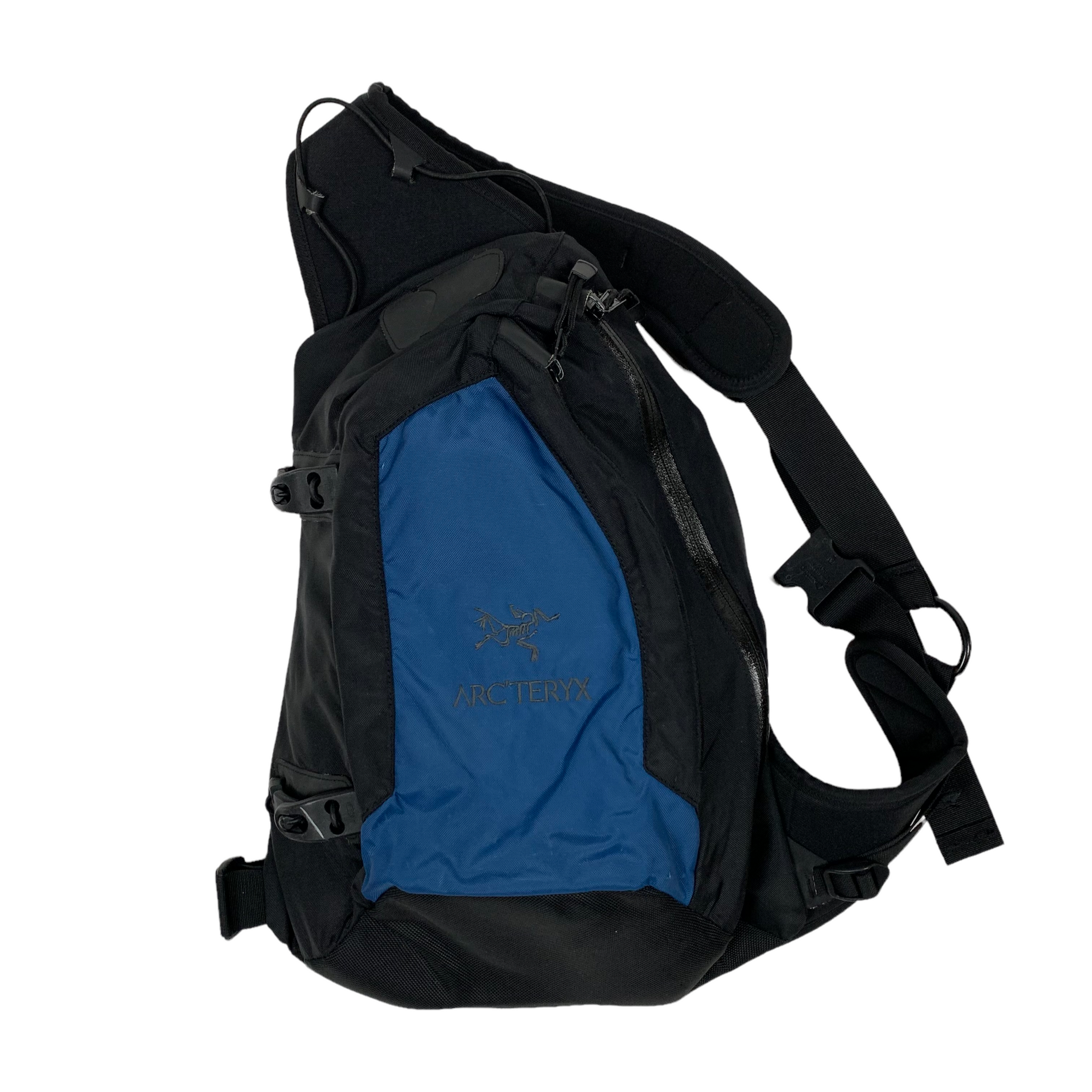 Arc'teryx Quiver Crossbody Sling Shoulder Backpack - 11L – Snafu Arc'teryx Quiver Crossbody Sling Shoulder Backpack - 11L – Snafu